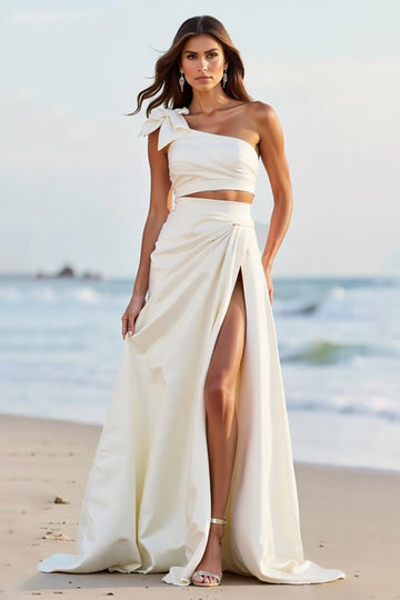 Une épaule une ligne robe de mariée longue blanche avec fente